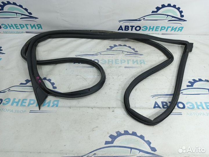 Уплотнительная резинка боковой двери передняя