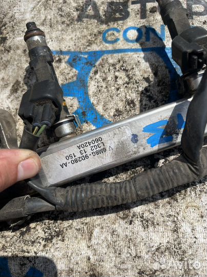 Топливная рампа с форсунками mazda 6 GG L8