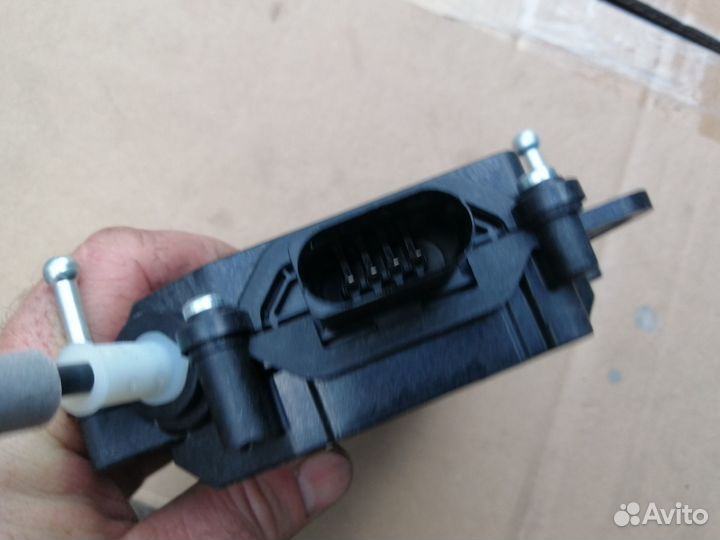 Доводчик крышки багажника Range Rover Sport 2 L494