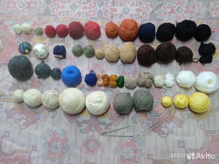 Пряжа нитки для вязания, и два вида набора спиц