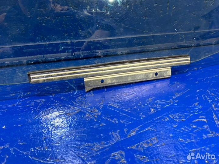 Стекло двери заднее левое Lexus Is XE30 2AR-FSE