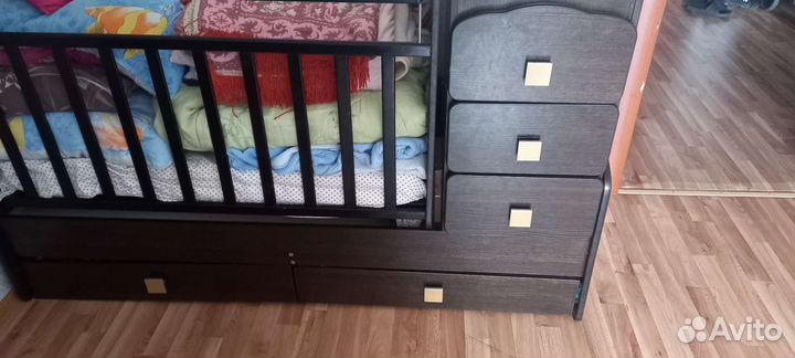 Детская кроватка с маятником и комодом