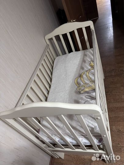 Детская кроватка с продольным маятником