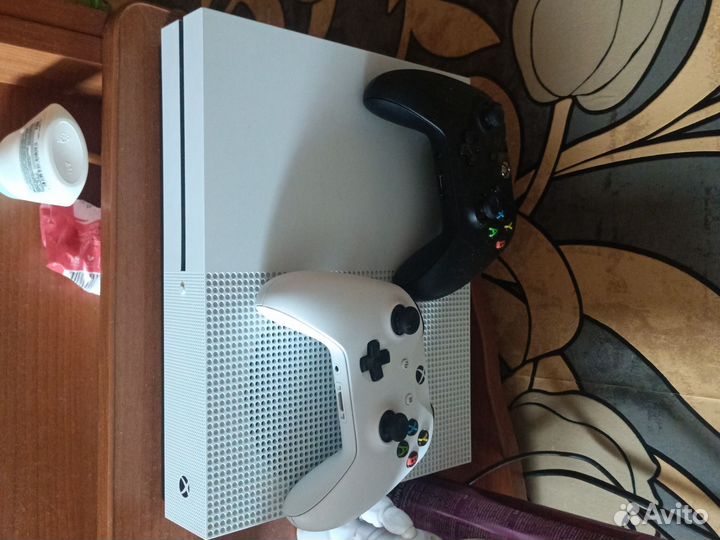 Xbox One s 2 геймпада 1tb