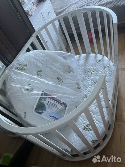 Детская кроватка с маятником