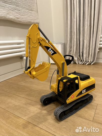 Экскаватор Bruder CAT на гусеницах