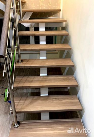 Облицовка лестничного металлокаркаса деревом