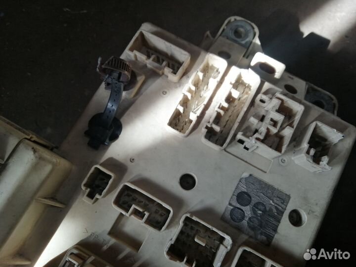 Блок предохранителей салона Toyota LC100 LX470