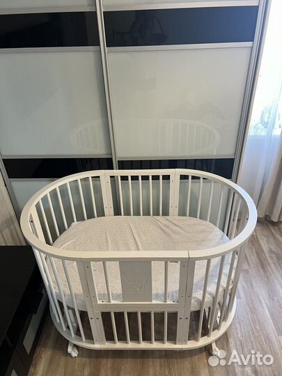 Кроватка для новорожденного с маятником