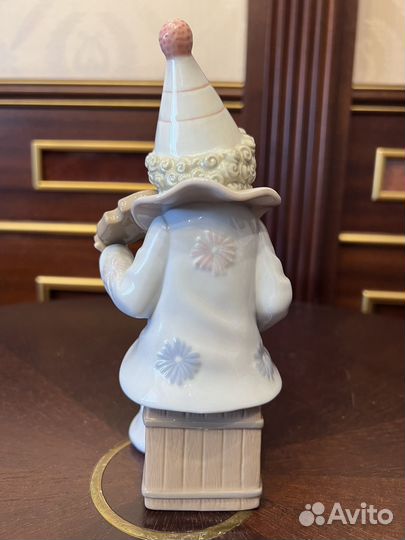 Фарфоровая статуэтка девочка с собачкой