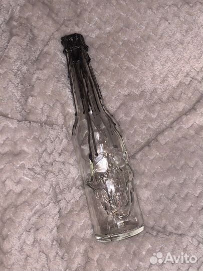 Декоративная бутылка с черепом в черном воске