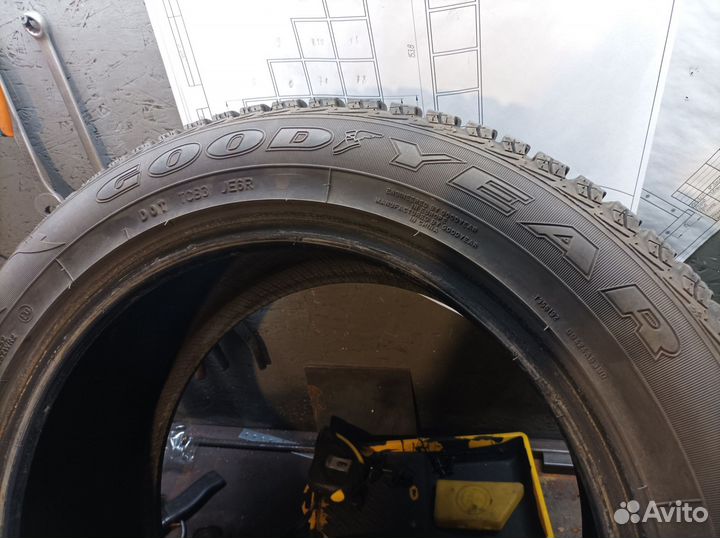 Goodyear UltraGrip Ice+ 215/55 R16