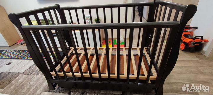 Детская кроватка с поперечным маятником
