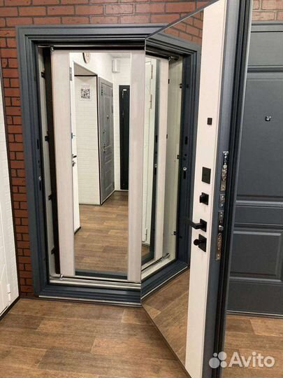 Дверь входная с зеркалом и без