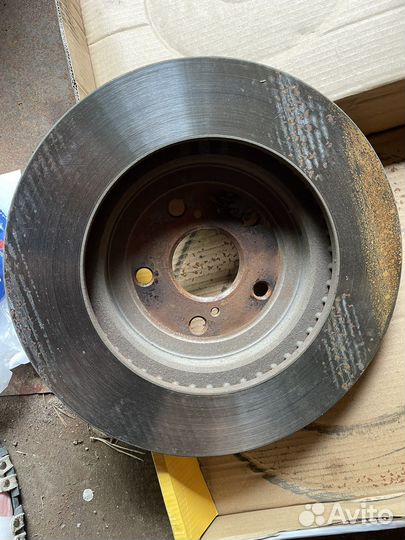 Тормозной диск на harrier 2004 г перед