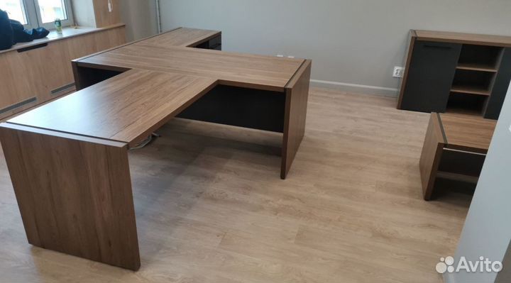 Стол руководителя с тумбой+приставка