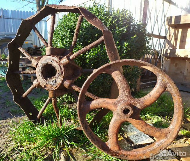 Шестерёнки,колеса и поилки для уличного интерьера