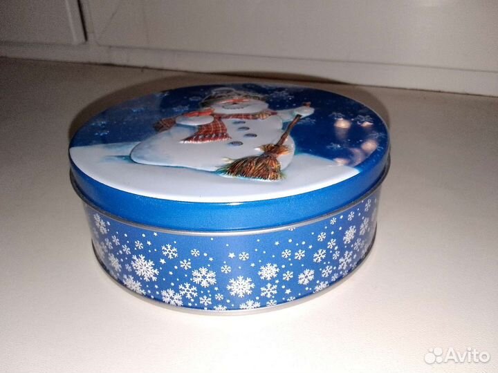 Металлическая коробка для подарка