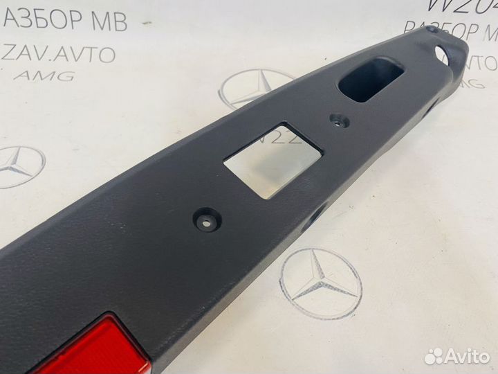 Накладка замка багажника Mercedes W204
