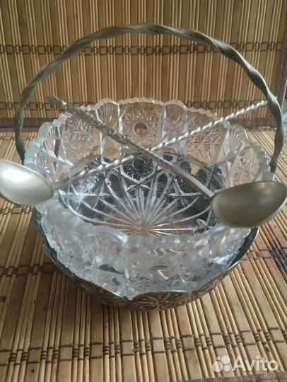 Хрустальная ваза в мельхиор корзинке+2ложки