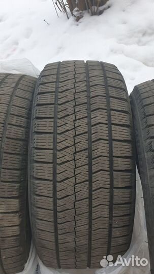 Bridgestone Blizzak Ice 215/50 R17