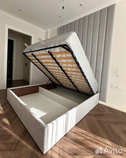 Кровать с мягким изголовьем