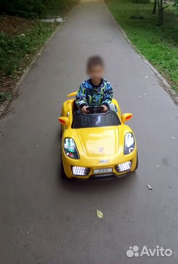Продается детский электромобиль