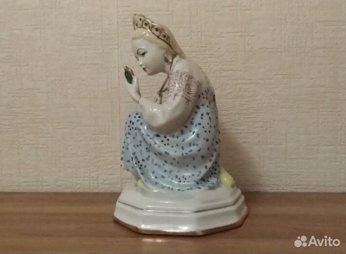 Фарфоровая статуэтка 