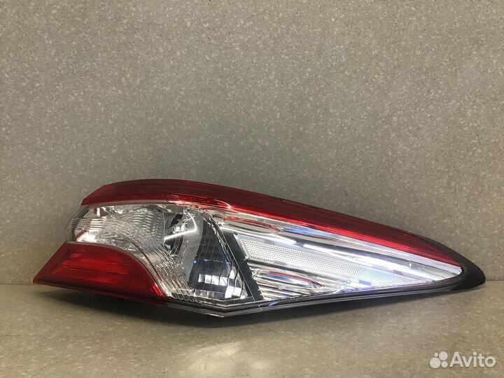 Фонарь задний наружный правый Toyota Camry V70 201