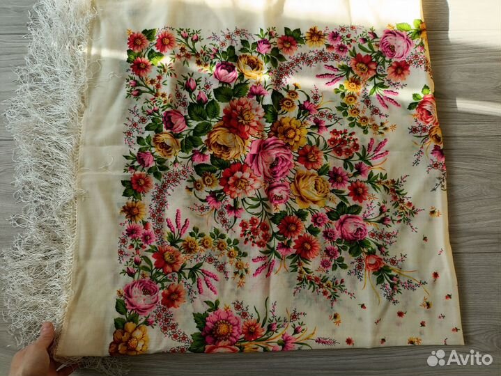 Шерстяной платок 120 на 120, с бахромой