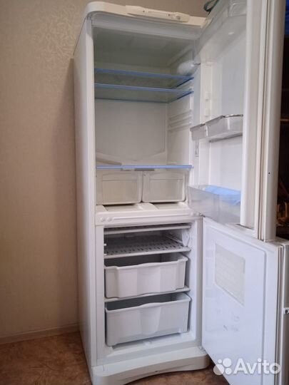 Продаётся двухкамерный холодильник 