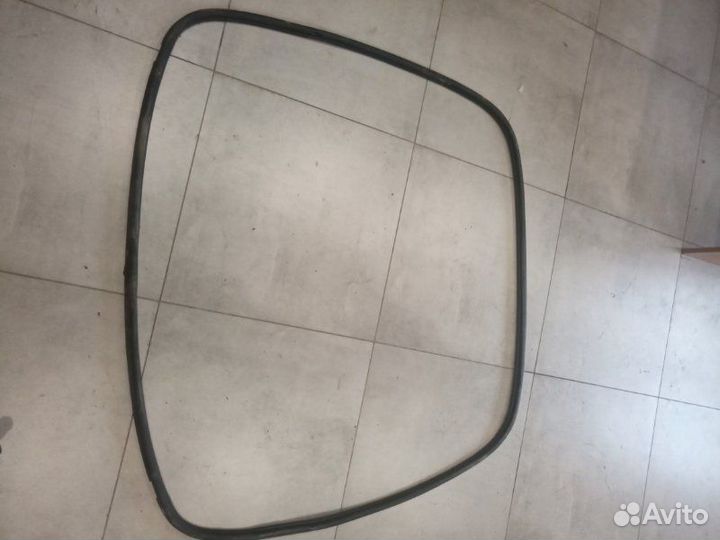 Уплотнительная резинка двери багажника Lexus Lx570