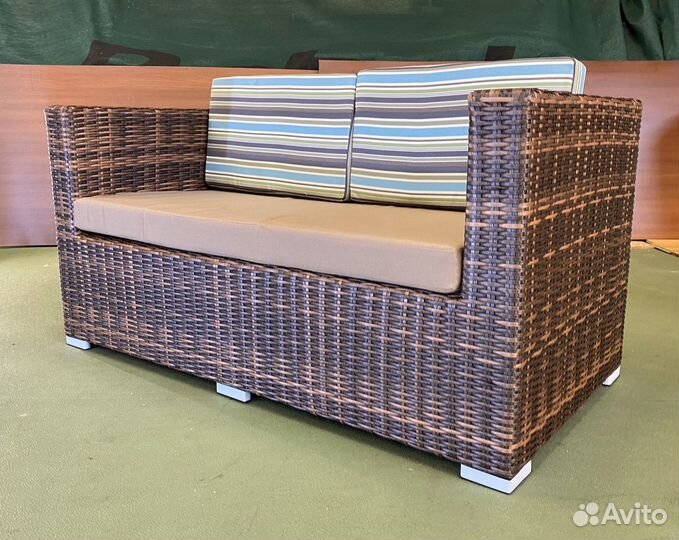 Садовая плетёная мебель. Диван