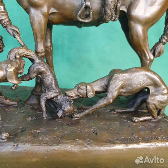 Скульптура бронза Стремянной с борзыми Охота