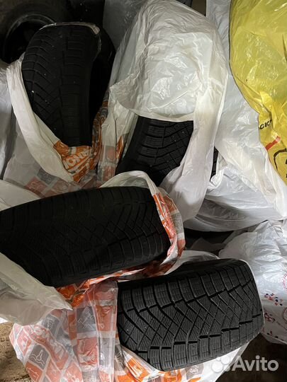 Pirelli Ice Zero 215/60 R17