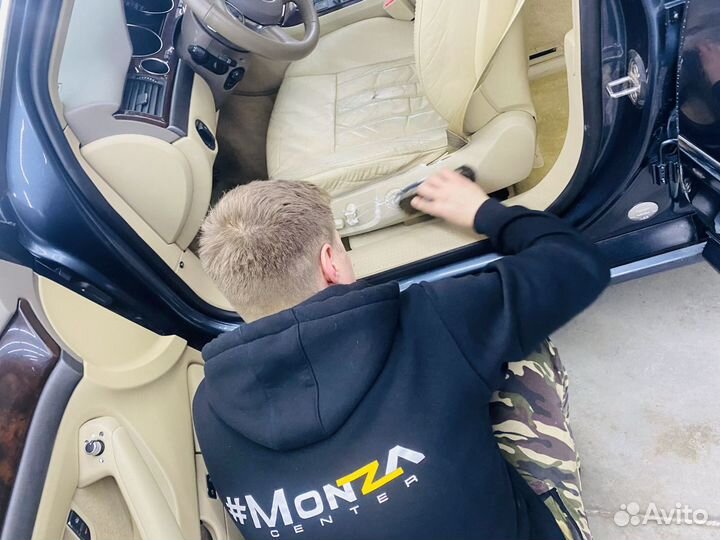 Мойщик автомобилей детейлер