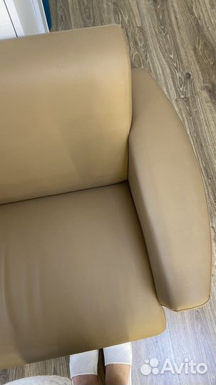 Кожаный диван в офис