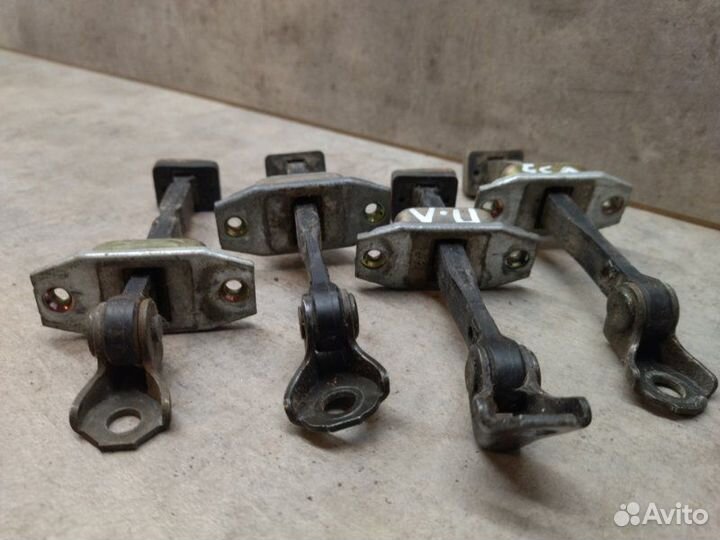 Ограничитель двери Nissan Skyline V35 VQ25DD 2002