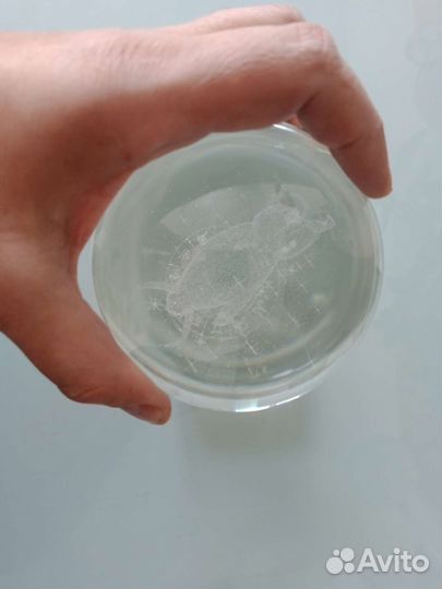 Шар с золотом тельцом на подставке