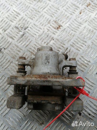 Суппорт задний левый Toyota Camry XV50 2.5 2AR-FE