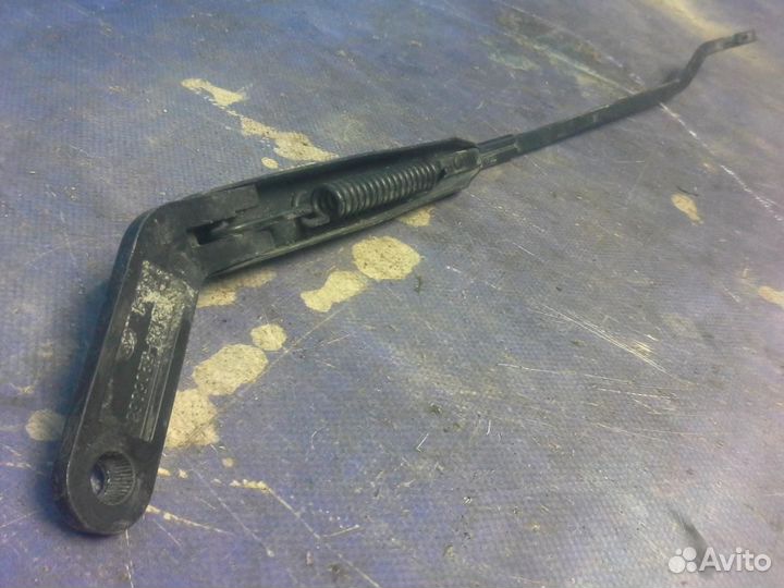 Поводок стеклоочистителя передний правый VAZ Chevr