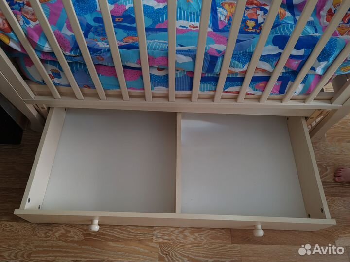 Детская кроватка с универсальным маятником