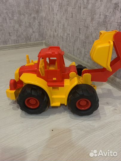 Игрушка трактор большой