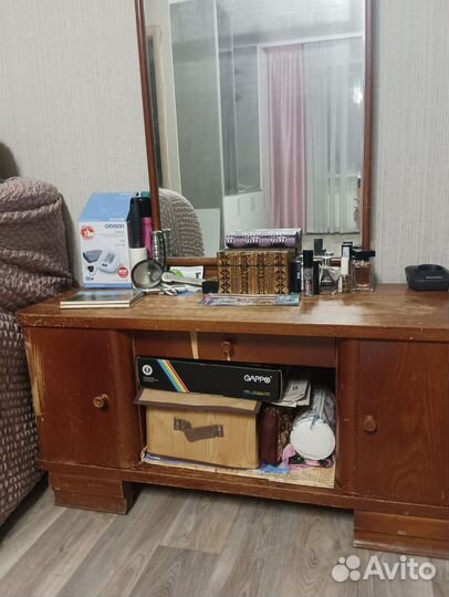 Трюмо с зеркалом