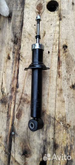 Стойка амортизатора задняя левая nissan блюберд