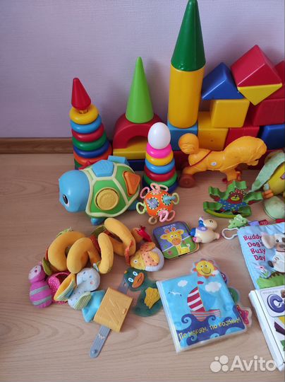 Развивающие игрушки для малышей пакетом