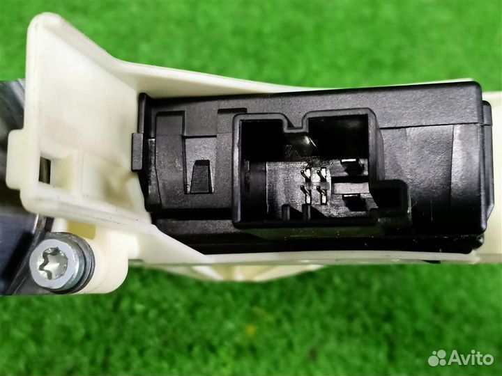 Мотор стеклоподъемника задней правой двери Audi Q