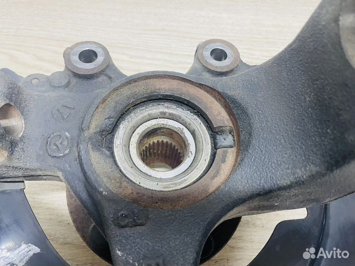 Кулак передний правый Mazda 3 BL