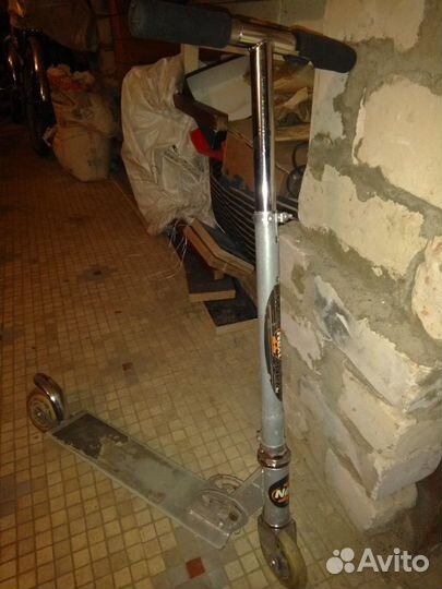 Самокат и змей воздушный