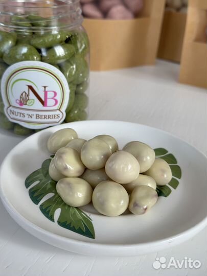 Орехи и ягоды в бельгийском шоколаде и йогурте